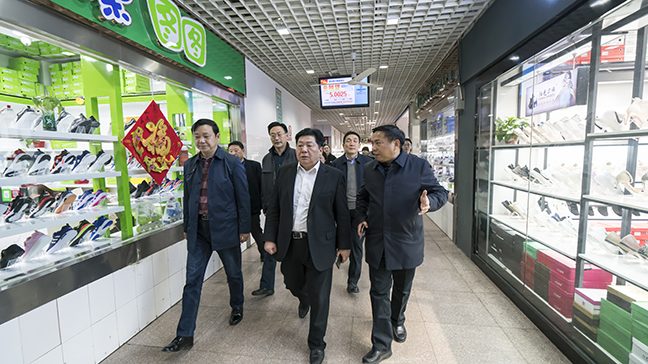 3：圖為戴董事長(zhǎng)一行檢查招商場(chǎng)商戶(hù)經(jīng)營(yíng)情況.jpg